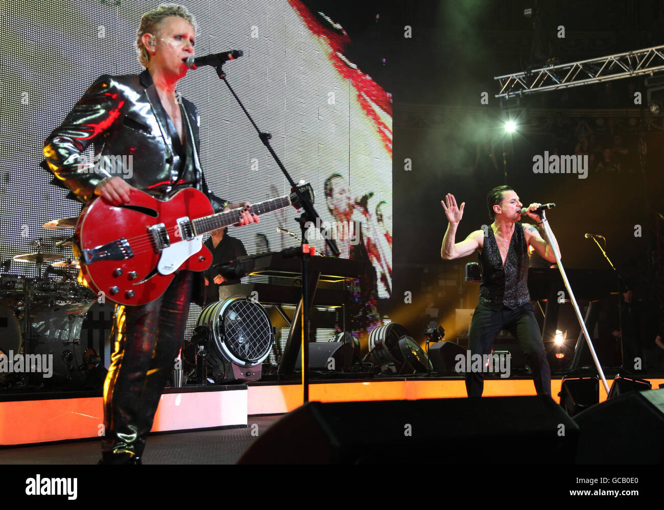 . Aucune utilisation commerciale. Aucune utilisation dans les biographies ou toute publication consacrée exclusivement ou principalement à l'artiste sans le consentement de l'artiste : Martin Gore (à gauche) et Dave Gahan de Depeche mode, qui se produit de concert pour lancer la série annuelle de concerts à l'aide de l'Teenage cancer Trust, au Royal Albert Hall, à l'ouest de Londres. Banque D'Images