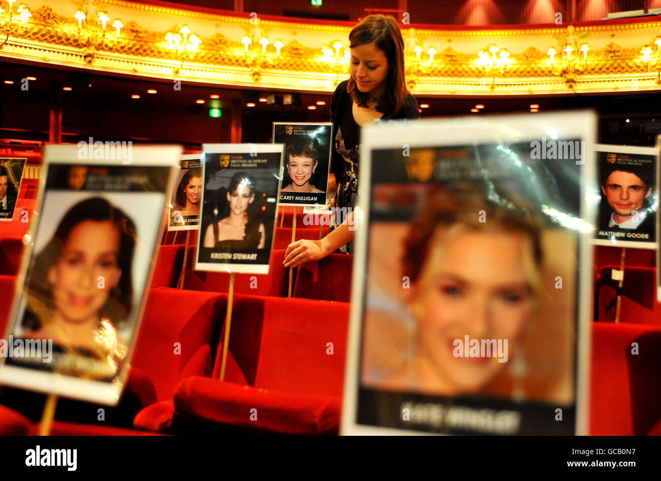 Le personnel de l'événement place des photos de stars de cinéma qui assistent à la cérémonie de remise des prix de la BAFTA (British Academy of film and Television Arts) ce week-end dans l'auditorium de l'Opéra Royal, dans le centre de Londres. Banque D'Images