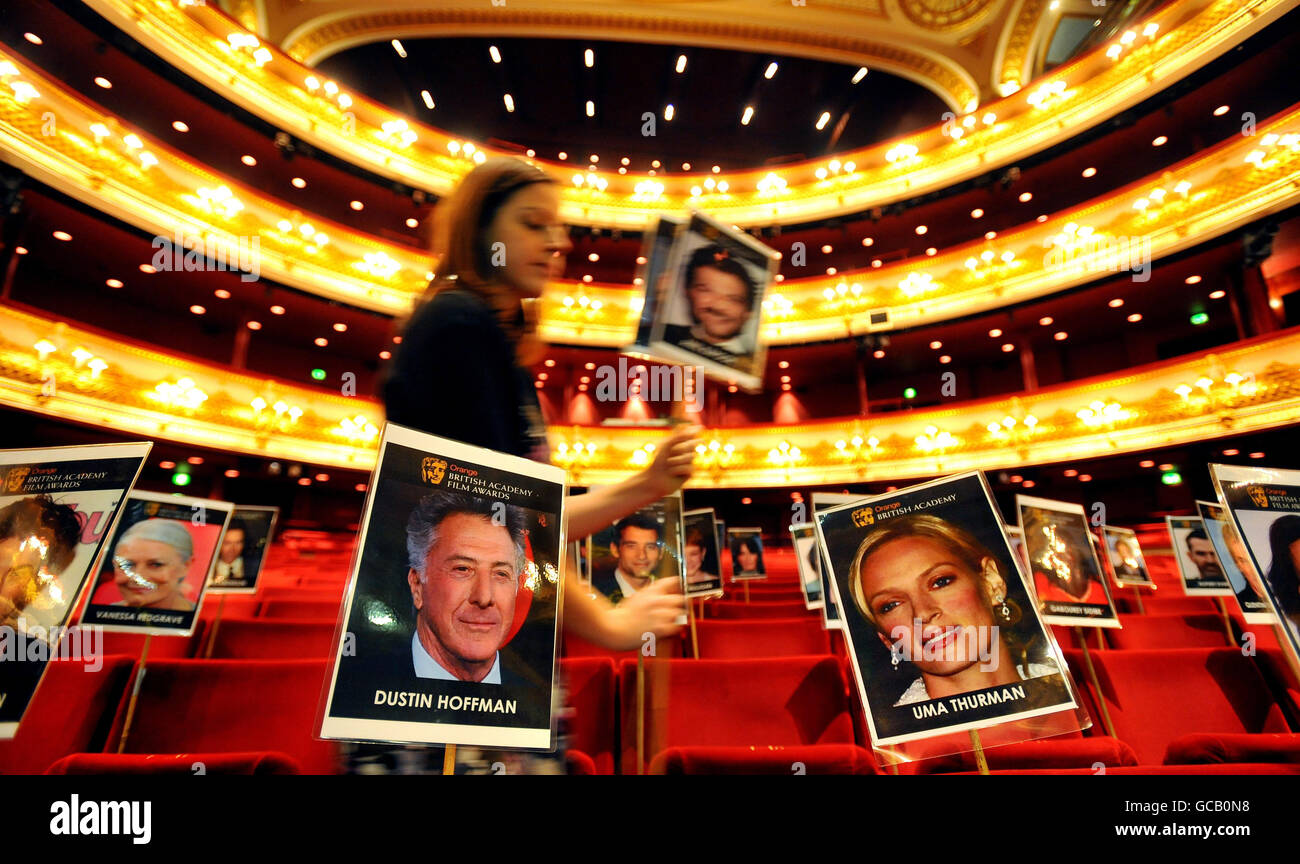 Le personnel de l'événement place des photos de stars de cinéma qui assistent à la cérémonie de remise des prix de la BAFTA (British Academy of film and Television Arts) ce week-end dans l'auditorium de l'Opéra Royal, dans le centre de Londres. Banque D'Images