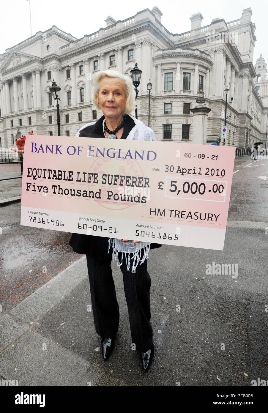 Honor Blackman détient un faux chèque géant près du Trésor de Londres.L'actrice soutient le Groupe d'action des membres équitables qui tient aujourd'hui une conférence de presse dans le cadre de sa campagne exhortant le Gouvernement à aider ceux qui ont perdu jusqu'à 50 % de leurs pensions avec le quasi-effondrement de la vie équitable.APPUYEZ SUR ASSOCIATION photo.Date de la photo : jeudi 18 février 2010.Le crédit photo devrait se lire comme suit : Fiona Hanson/PA Wire Banque D'Images