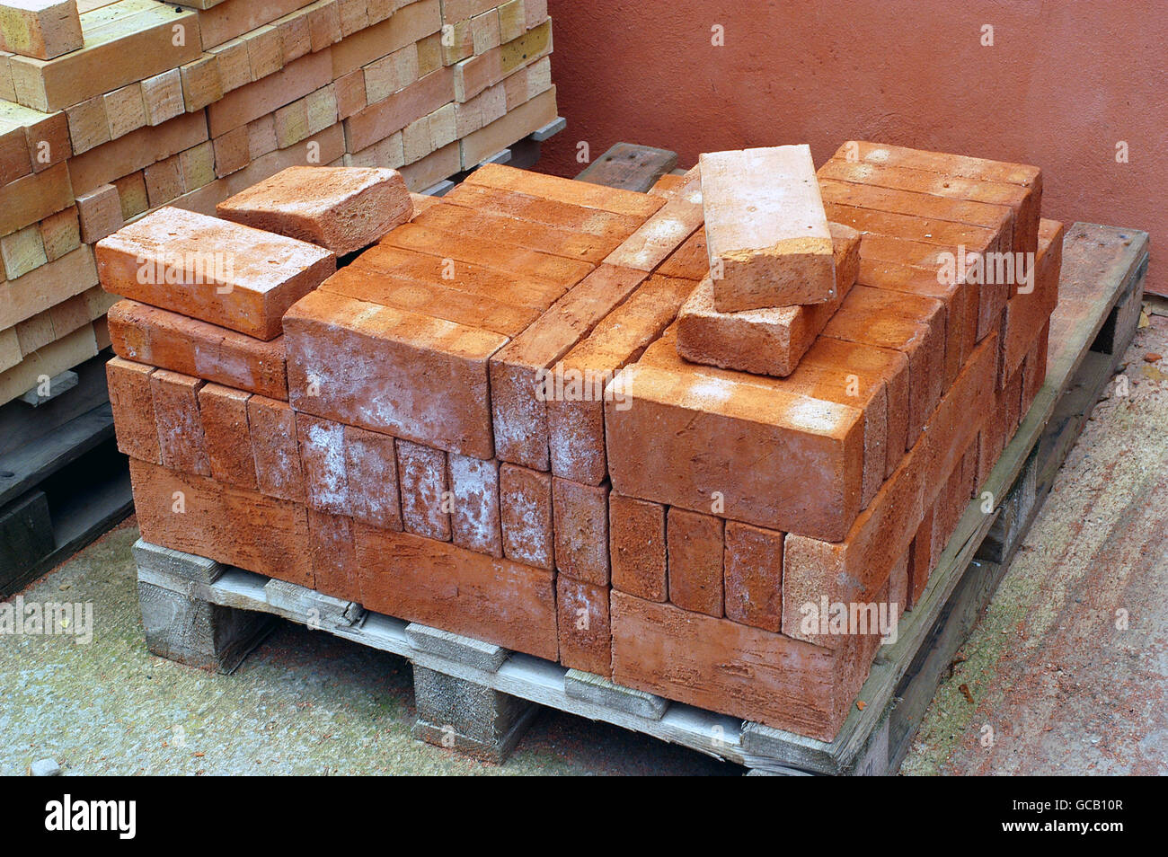 Stock de briques creuses et complet en attente d'être vendu pour la construction d'accueil Banque D'Images