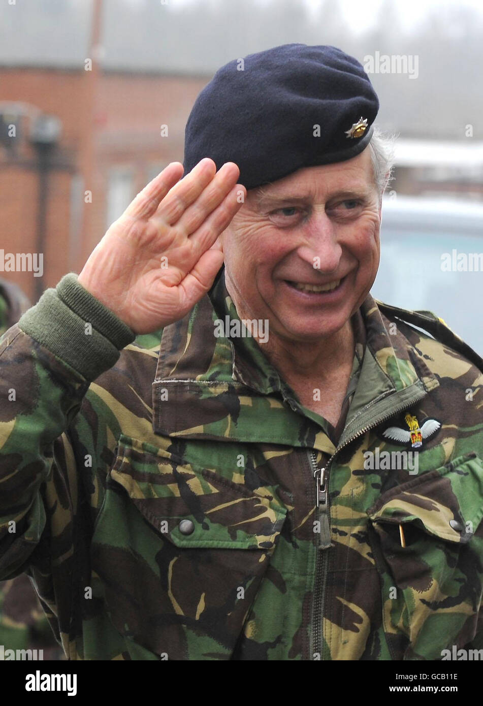 Le Prince de Galles salue son arrivée à la base des gardes du Dragoon royal lors de sa visite à la garnison de Catterick avant le déploiement des régiments en Afghanistan le mois prochain. Banque D'Images