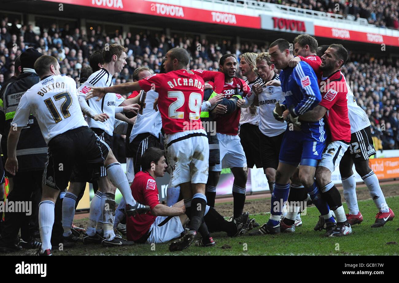 Les températures s'éclaient entre Swansea City et le comté de Derby comme Swansea Le Gorka Pintado de la ville est représenté par un arbitre rouge Steve Tanner pour une faute sur Robbie Savage du comté de Derby Banque D'Images