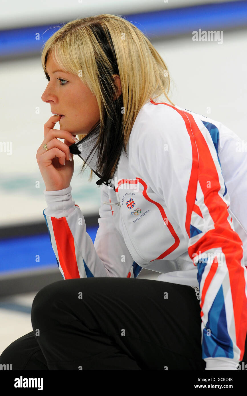Eve Muirhead, un saut en Grande-Bretagne, avant le match contre les États-Unis, lors des matchs de robin de curling au Centre olympique de Vancouver, Vancouver, Canada, Jeux olympiques d'hiver de 2010 à Vancouver. Banque D'Images
