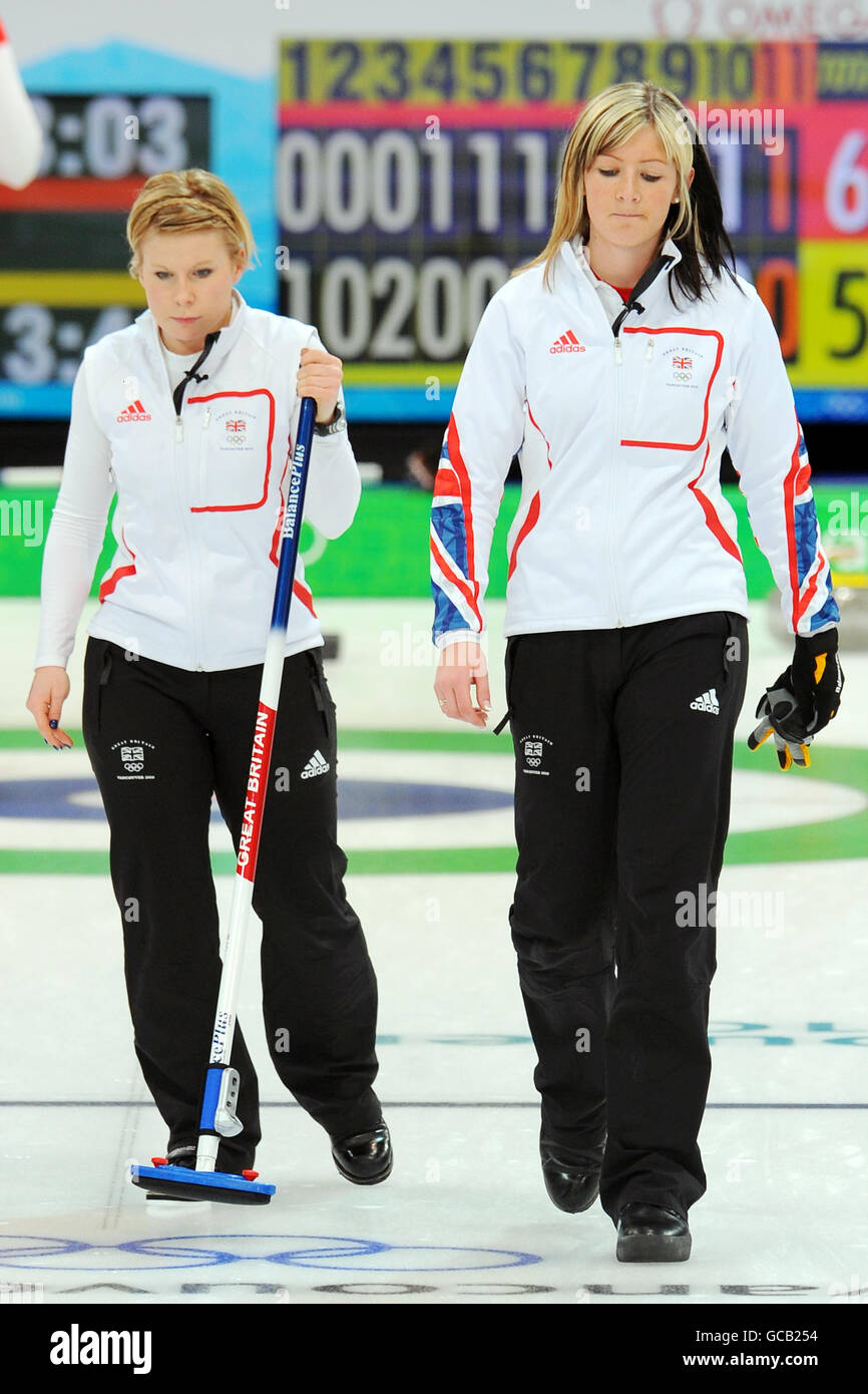 Eve Muirhead (à droite) et Kelly Wood, le skip de la Grande-Bretagne, ont été abattus après avoir perdu aux États-Unis lors du match de robin de Curling au Vancouver Olympic Centre, Vancouver, Canada, qui fait partie des Jeux olympiques d'hiver de 2010 à Vancouver. Banque D'Images