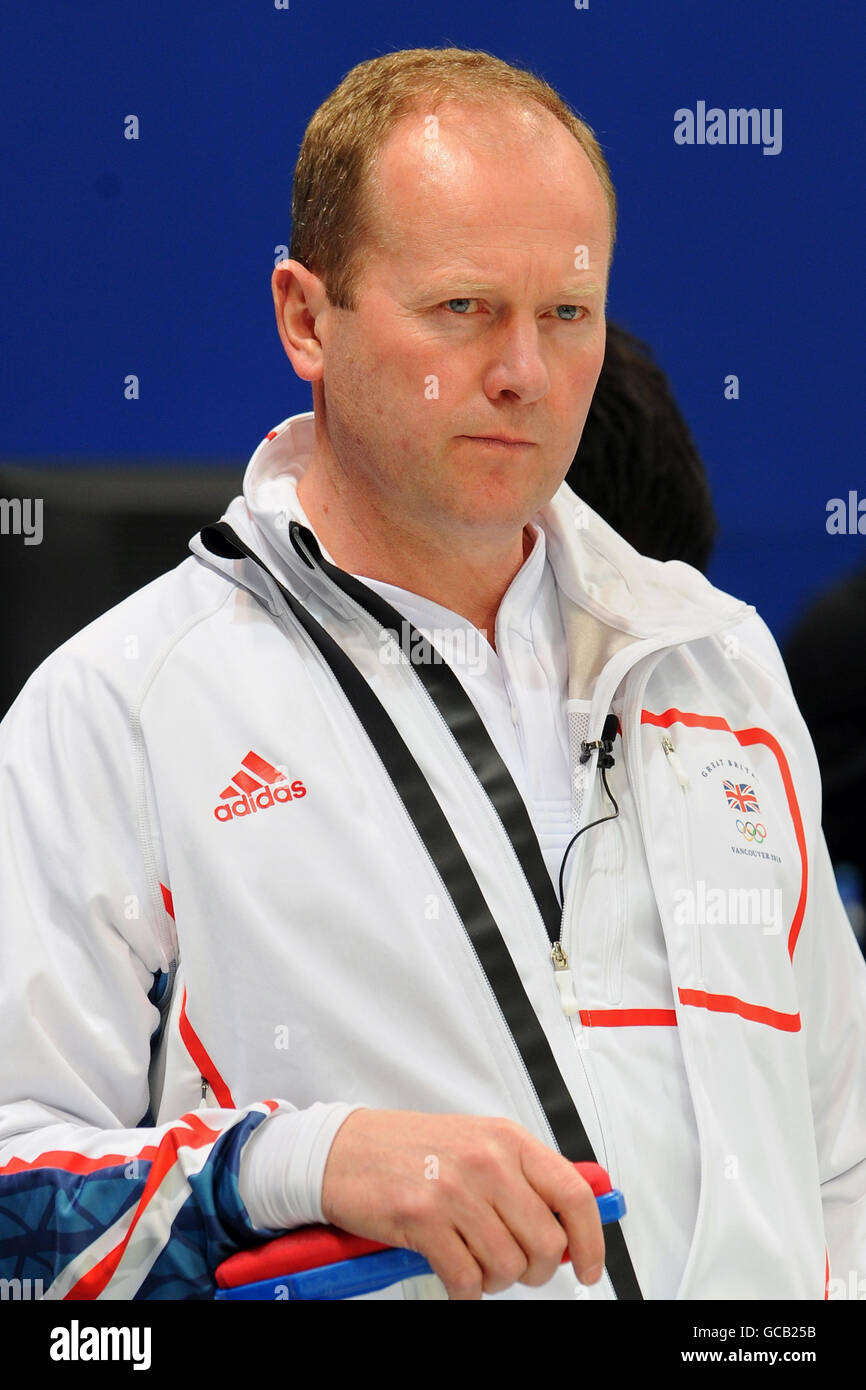 L'entraîneur de la Grande-Bretagne David Hay regarde son équipe jouer contre le Canada lors de leur match de vol rond au Centre olympique de Vancouver, Vancouver, Canada, dans le cadre des Jeux olympiques d'hiver de 2010 à Vancouver. Banque D'Images