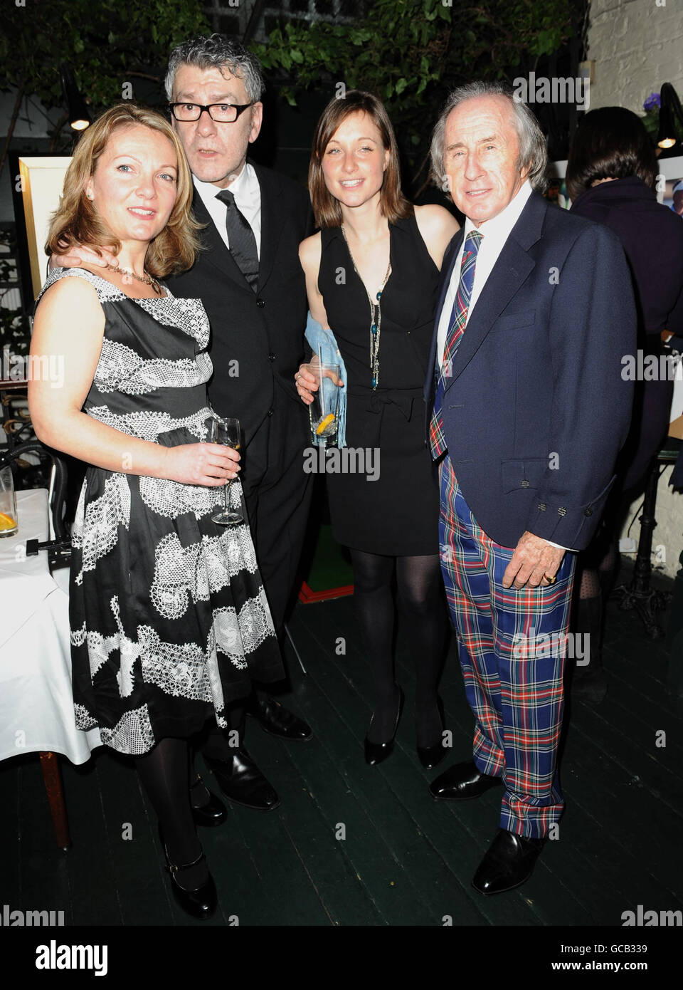 Jack Vettriano (deuxième gauche) et Sir Jackie Stewart (droite) posent (avec des femmes non identifiées) avant que le gagnant du prix Johnnie Walker Blue Label Great Scot Award soit annoncé à Boisdale de Belgravia, Londres. Banque D'Images