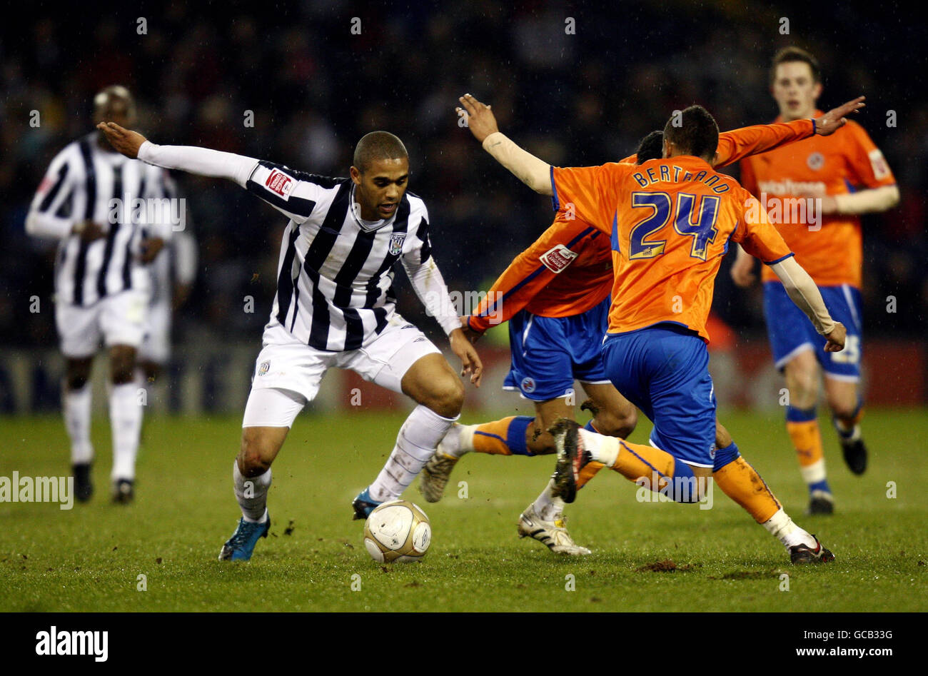 West Bromwich Luke Moore d'Albion essaie de passer Ryan Bertrand de Reading pendant le match de cinquième Round Replay de la coupe FA aux Hawthorns, West Bromwich. Banque D'Images