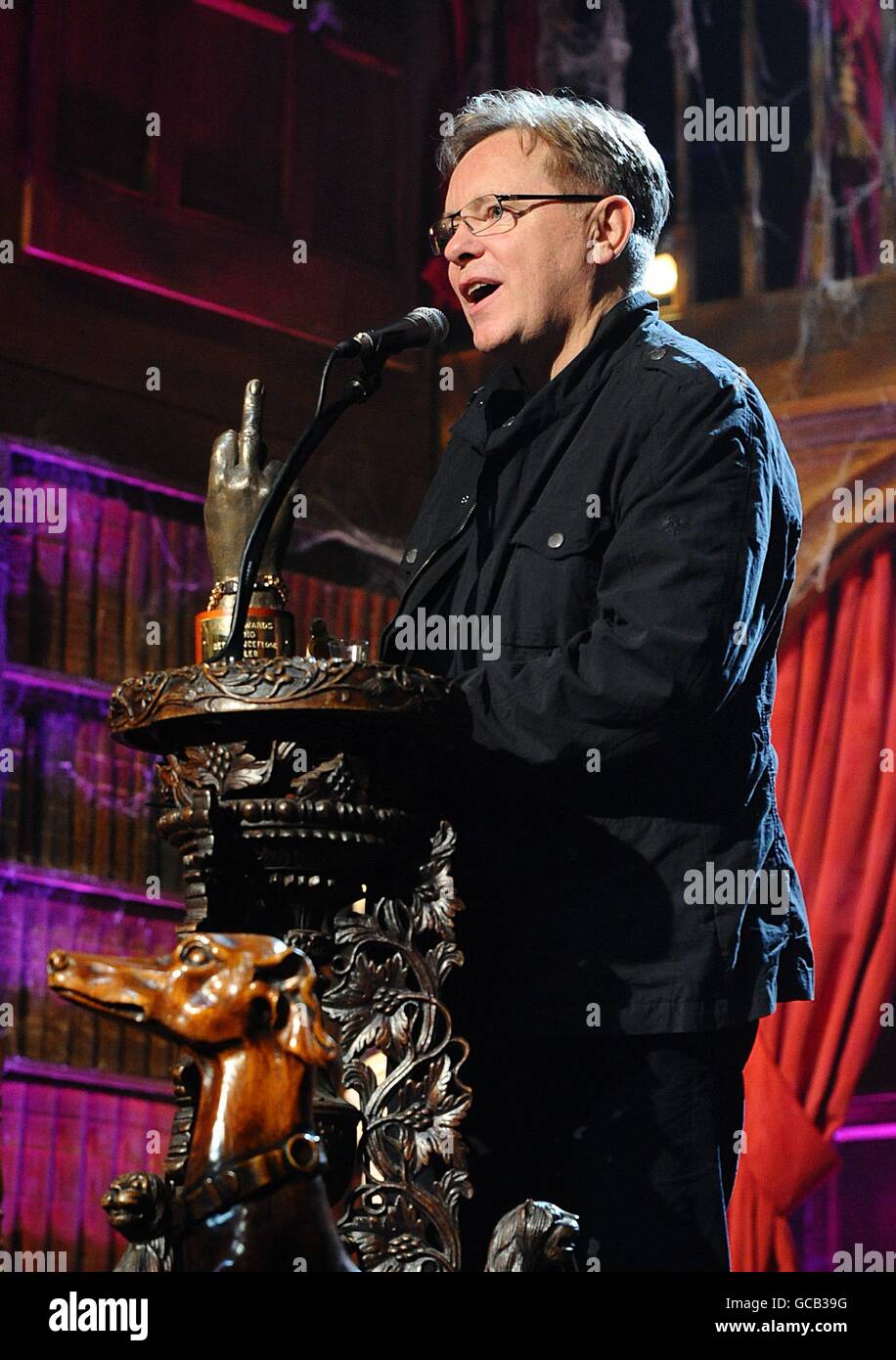 Bernard Sumner sur scène lors des prix NME 2010 à l'O2 Academy Brixton, Londres Banque D'Images