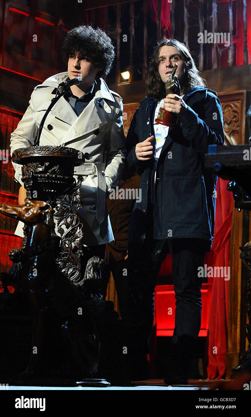 Nick O'Malley (à droite) et Matt Helders, des Arctic Monkeys, ont reçu le prix du meilleur groupe en direct lors des NME Awards 2010 à l'O2 Academy Brixton, Londres Banque D'Images