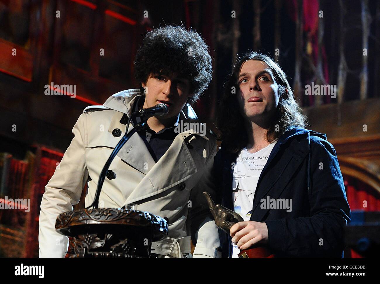 Nick O'Malley (à droite) et Matt Helders, des Arctic Monkeys, ont reçu le prix du meilleur groupe en direct lors des NME Awards 2010 à l'O2 Academy Brixton, Londres Banque D'Images