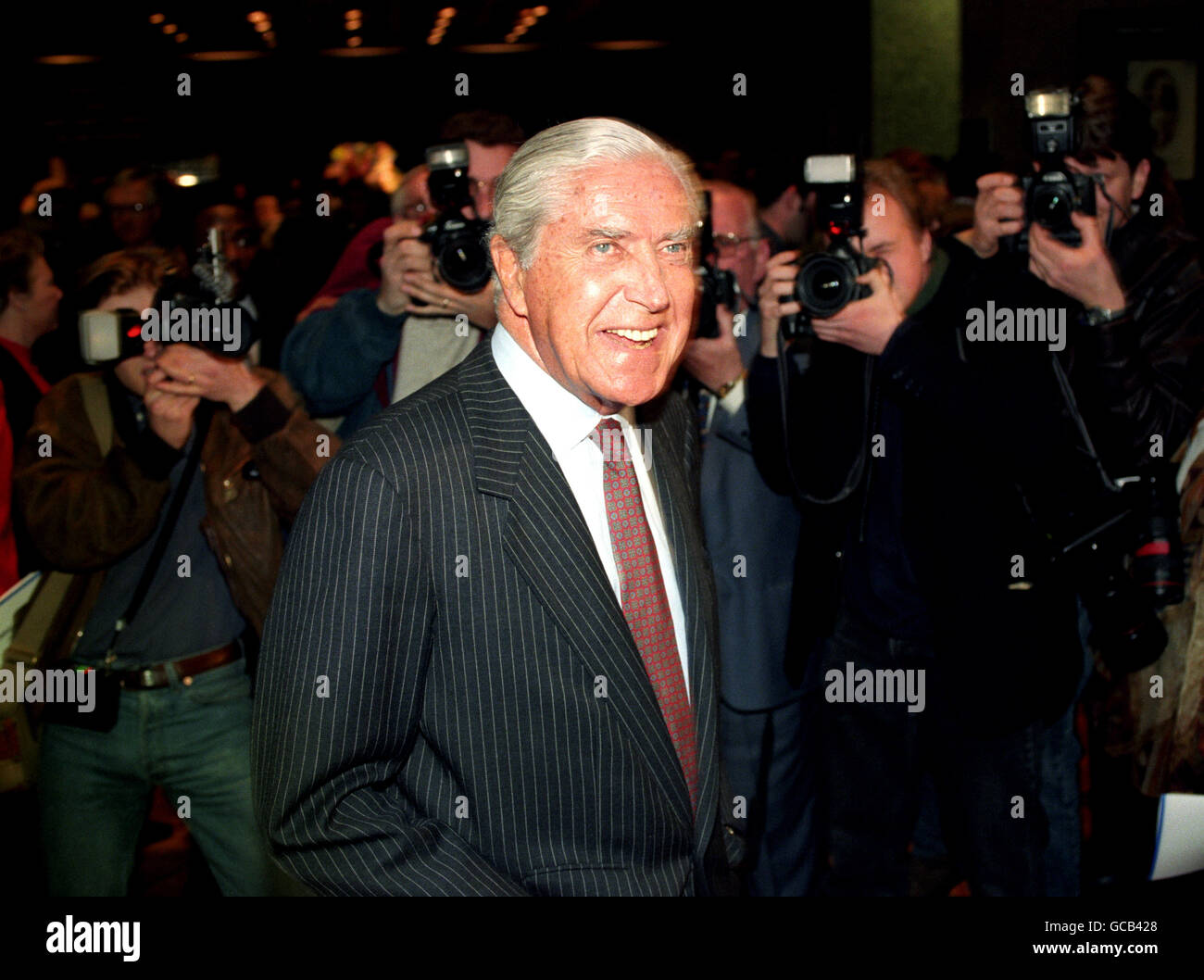L'ANCIEN DIRECTEUR GÉNÉRAL CONJOINT DE LONRHO, TINY ROWLAND, ARRIVE À L'AGA DE LA SOCIÉTÉ À BARBICAN. L'HOMME DE 77 ANS DOIT FAIRE APPEL AUX ACTIONNAIRES POUR QU'IL SOIT PRÉSIDENT DU GROUPE MINING-TO-HOTELS QU'IL A CRÉÉ IL Y A 34 ANS. Banque D'Images
