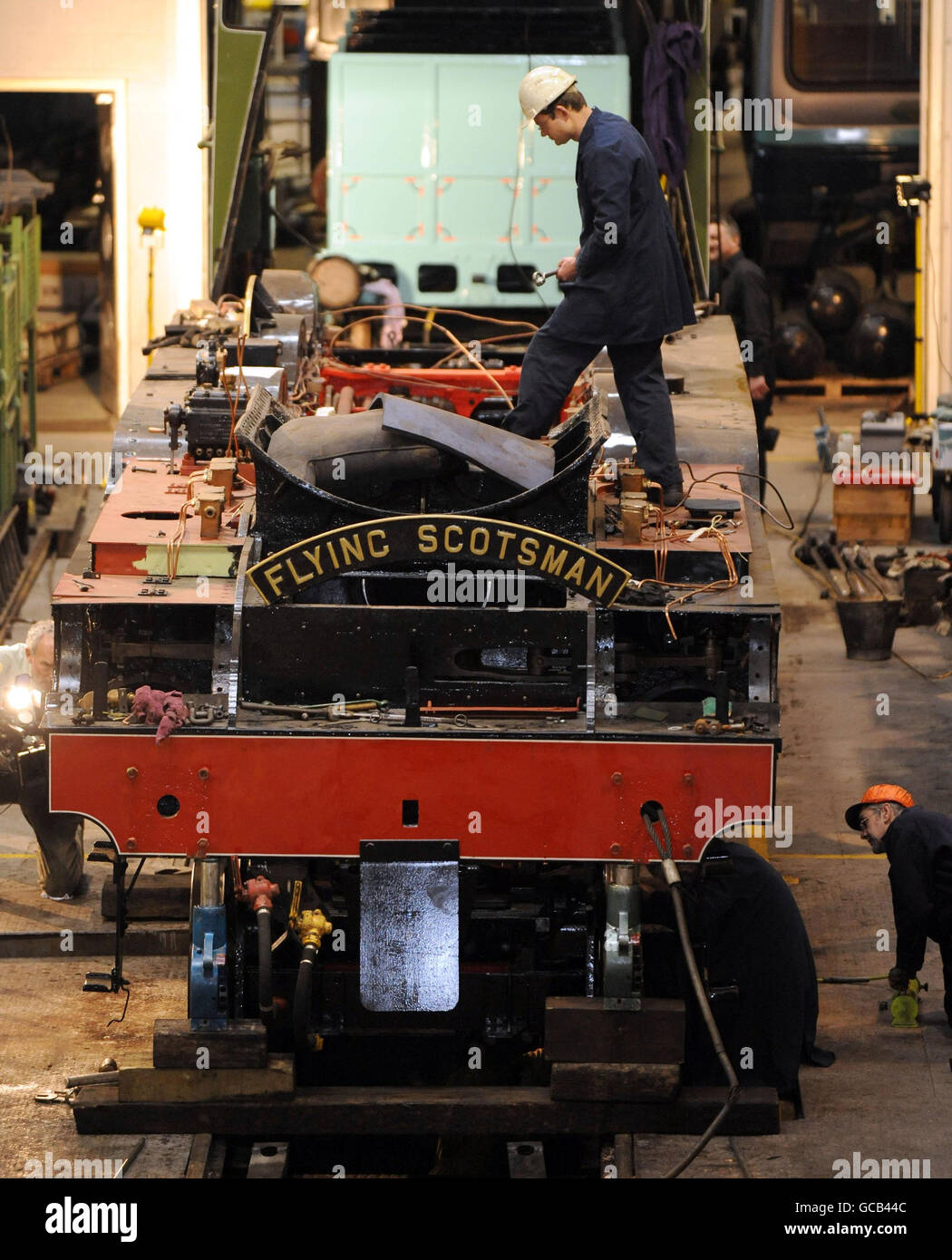 Les travaux se poursuivent pour restaurer la locomotive à vapeur Flying Scotsman dans les ateliers du Musée national des chemins de fer à York aujourd'hui. Banque D'Images