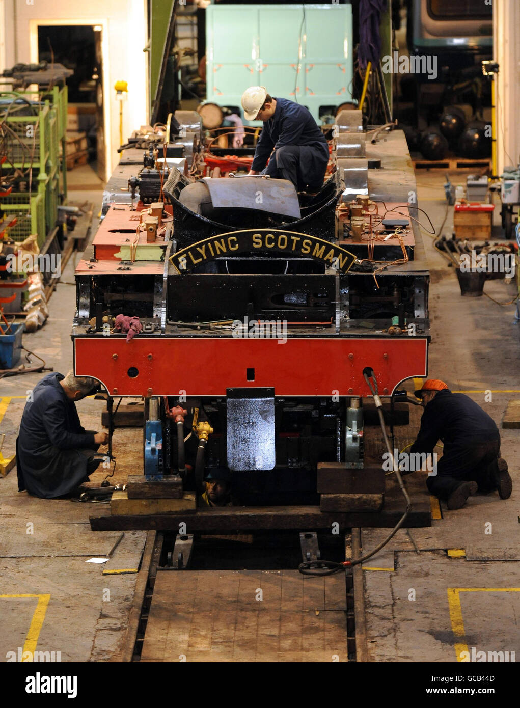 Les travaux se poursuivent pour restaurer la locomotive à vapeur Flying Scotsman dans les ateliers du Musée national des chemins de fer à York aujourd'hui. Banque D'Images