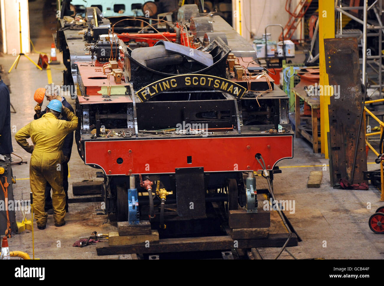 Les travaux se poursuivent pour restaurer la locomotive à vapeur Flying Scotsman dans les ateliers du Musée national des chemins de fer à York aujourd'hui. Banque D'Images
