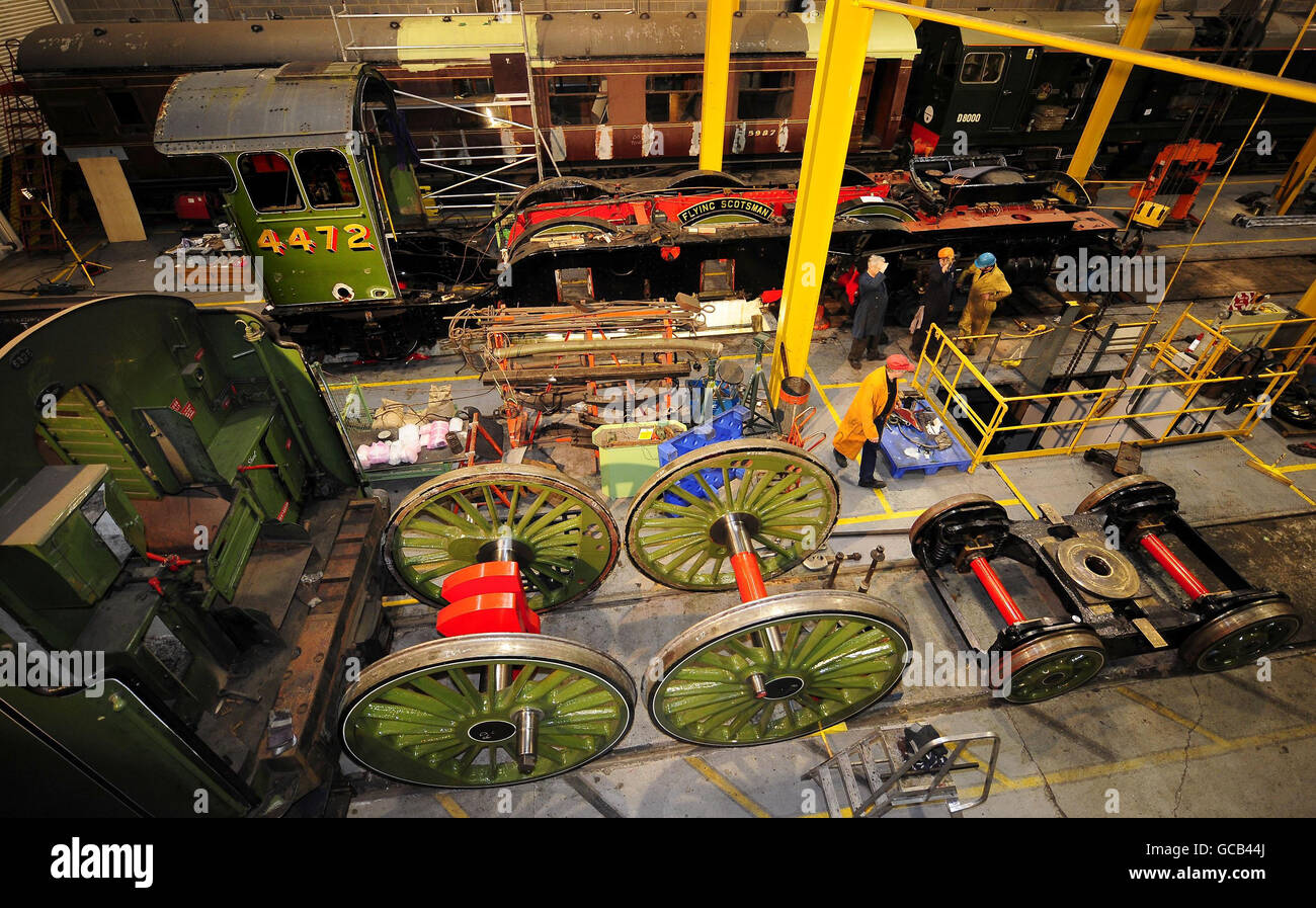Des morceaux de la locomotive remplissent la zone de travail alors que la locomotive à vapeur Flying Scotsman est restaurée aux ateliers du Musée national des chemins de fer de York. Banque D'Images