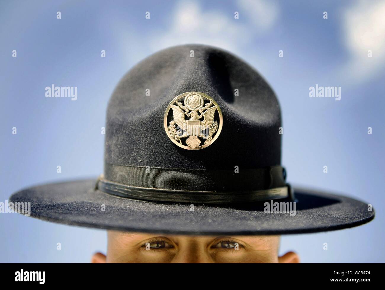 Instructeur de l'armée américaine percer Tech. Le Sgt. James Woods stares stagiaires dans leurs yeux comme ils passent par leur quatrième semaine de formation militaire de base, 23 avril 2009 à Lackland Air Force Base, Texas. Banque D'Images