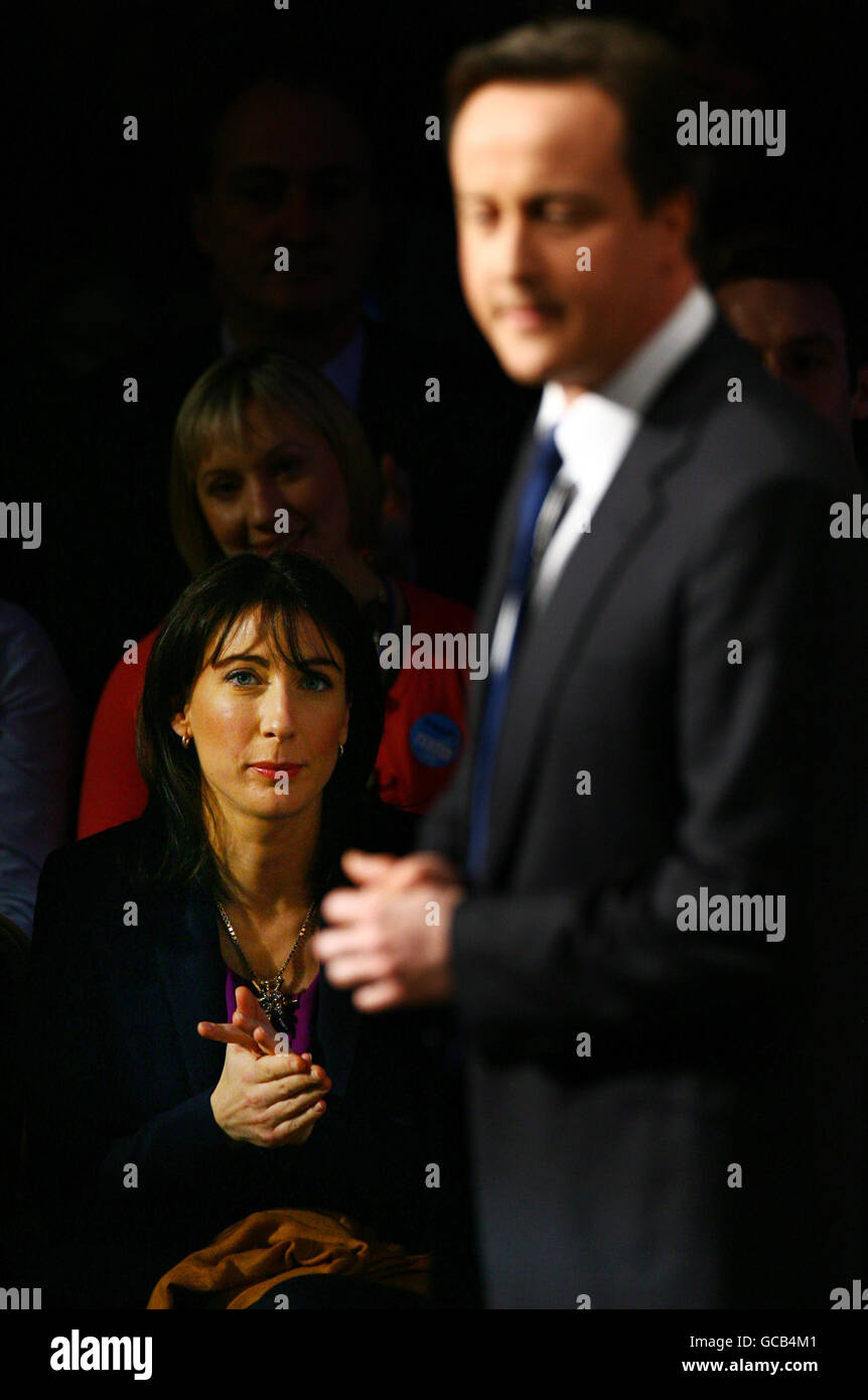 Samantha Cameron regarde son mari, le chef du Parti conservateur David Cameron, prononcer son discours au Forum du Printemps du Parti conservateur à Brighton, dans l'est du Sussex. Banque D'Images