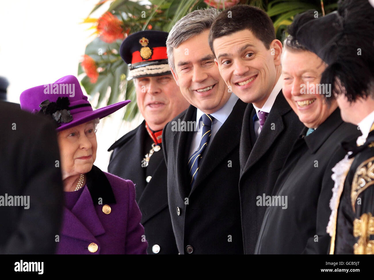 La reine Elizabeth II de Grande-Bretagne s'entretient avec le Premier ministre Gordon Brown, le secrétaire aux Affaires étrangères David Miliband (au centre) et le secrétaire à l'intérieur Alan Johnson (à droite) lors d'une cérémonie d'accueil pour le président sud-africain Jacob Zuma, à l'occasion de la parade des gardes à cheval, à Londres, au début de la visite d'État de trois jours du président. Banque D'Images