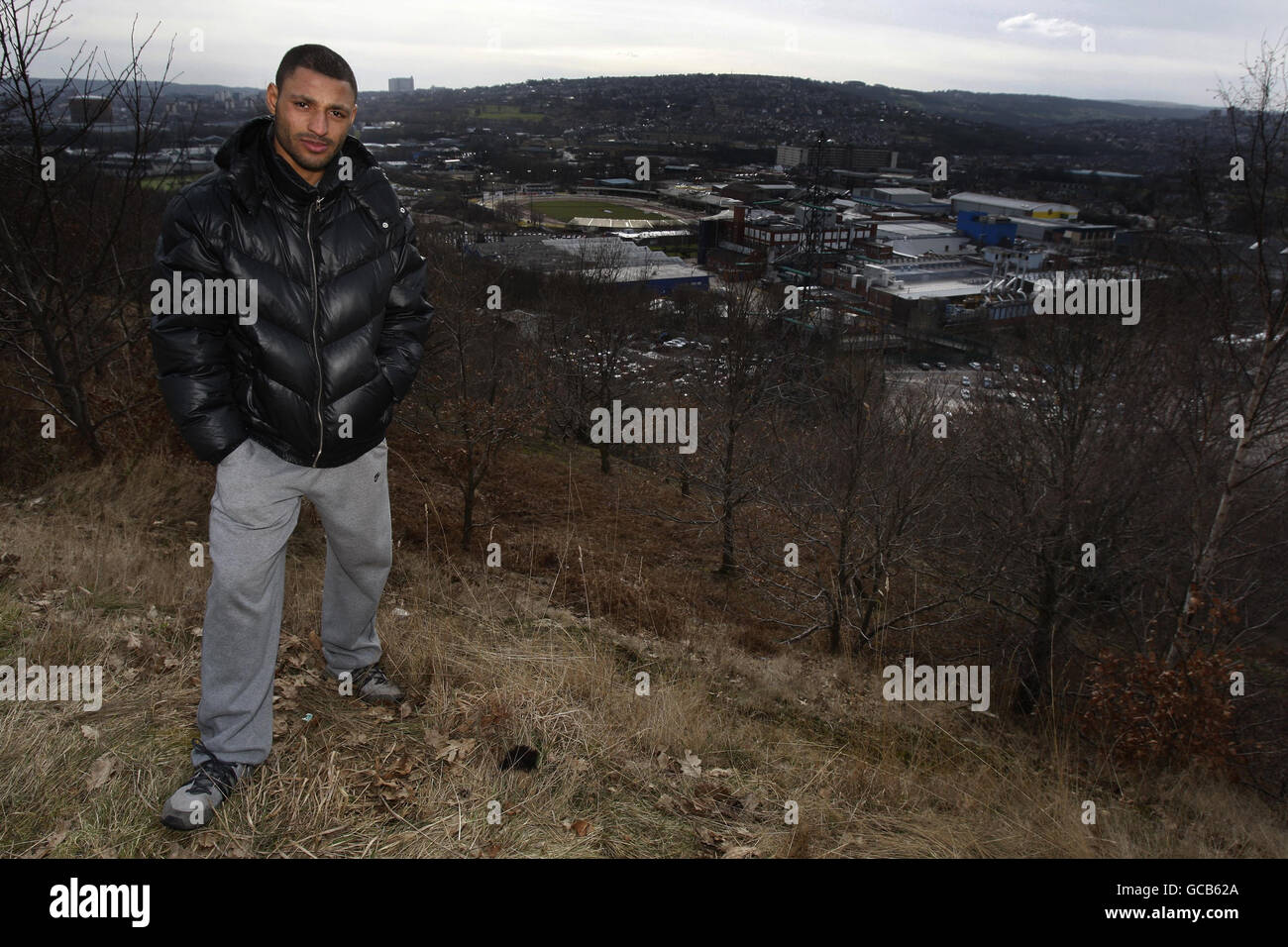 Le boxeur Kell Brook pose pour le photographe qui surplombe sa région natale de Hillsborough à Sheffield, à la suite d'un entraînement médiatique au St Thomas Boys and Girls Boxing Club, à Sheffield. Banque D'Images