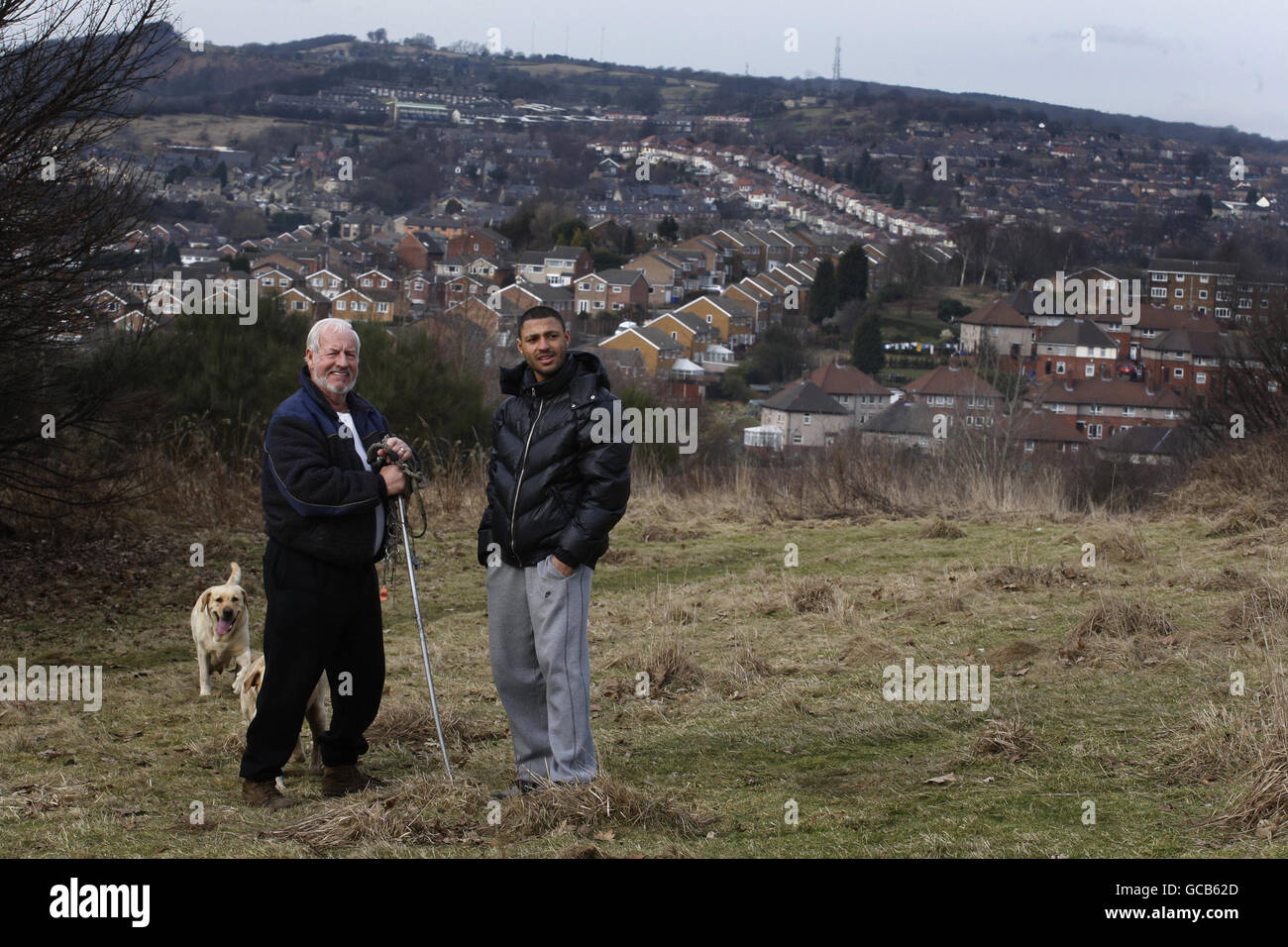 Le boxeur Kell Brook (à droite) après une rencontre fortuite avec son grand-père Roy, près de son quartier d'origine de Hillsborough à Sheffield, à la suite d'un entraînement médiatique au St Thomas Boys and Girls Boxing Club, à Sheffield. Banque D'Images