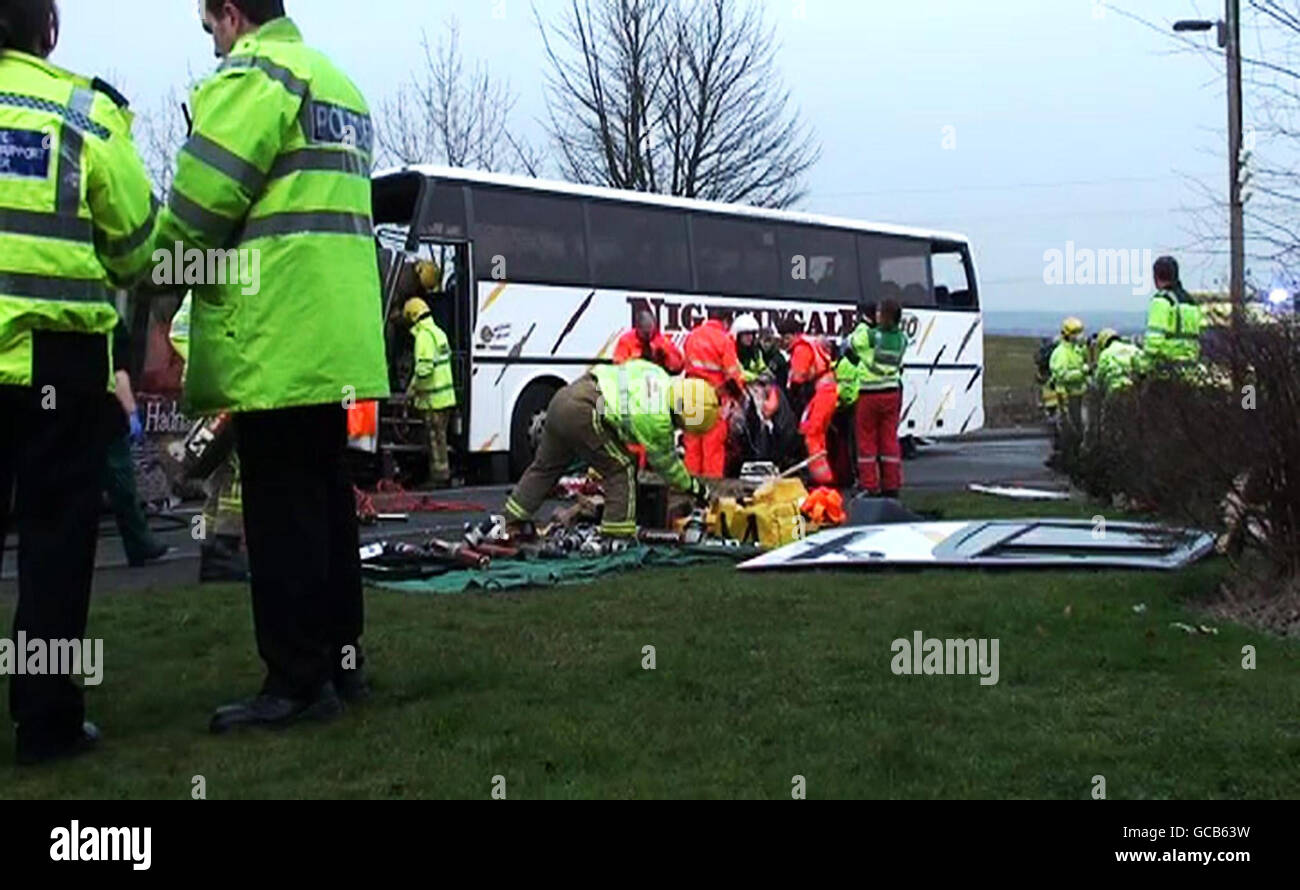 La police et les pompiers sur les lieux où deux autobus ont été impliqués dans un accident dans la région de Newfield, dans la rue Chester-le-Comté de Durham. Une personne est décédée et plusieurs passagers ont été blessés. Banque D'Images