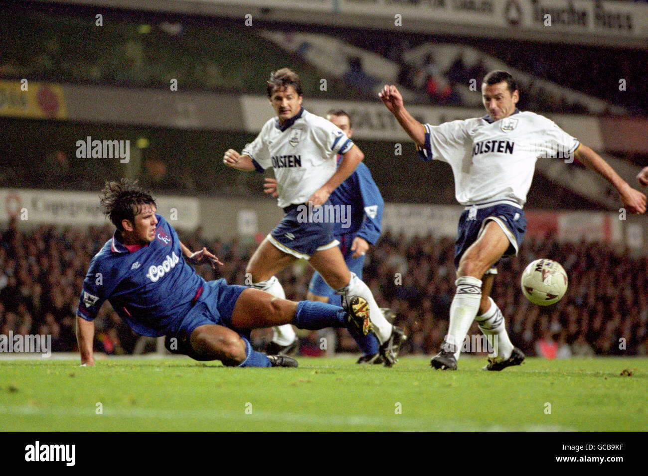 NEIL SHIPPERLEY DE CHELSEA TOMBE ALORS QUE GICA POPESCU [R] ET GARY MABBUTT [C] DE TOTTENHAM VIENNENT POUR RÉCLAMER LE BALLON PENDANT LE MATCH DE LA PREMIER LEAGUE À LA LIGNE HART BLANCHE. LA CORRESPONDANCE S'EST TERMINÉE PAR UN TIRAGE DE 0-0. Banque D'Images