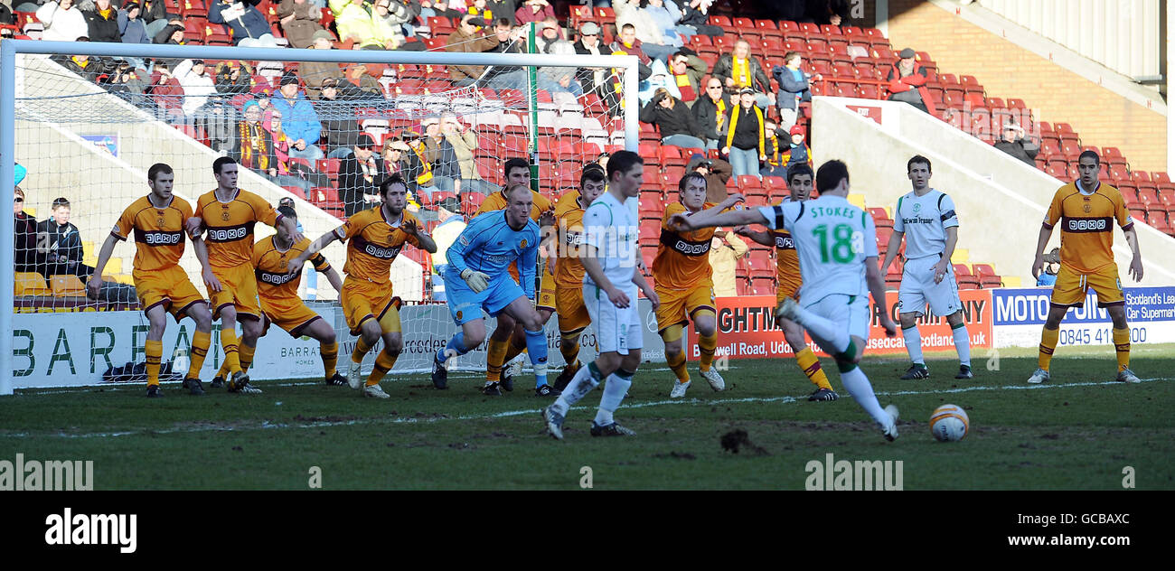 Soccer - Clydesdale Bank Premier League - Motherwell / Hibernian - Fir Park.Anthony Stokes, de Hibernian, prend un coup de pied libre lors du match de la première ligue de la Banque de Clydesdale à Fir Park, Motherwell. Banque D'Images