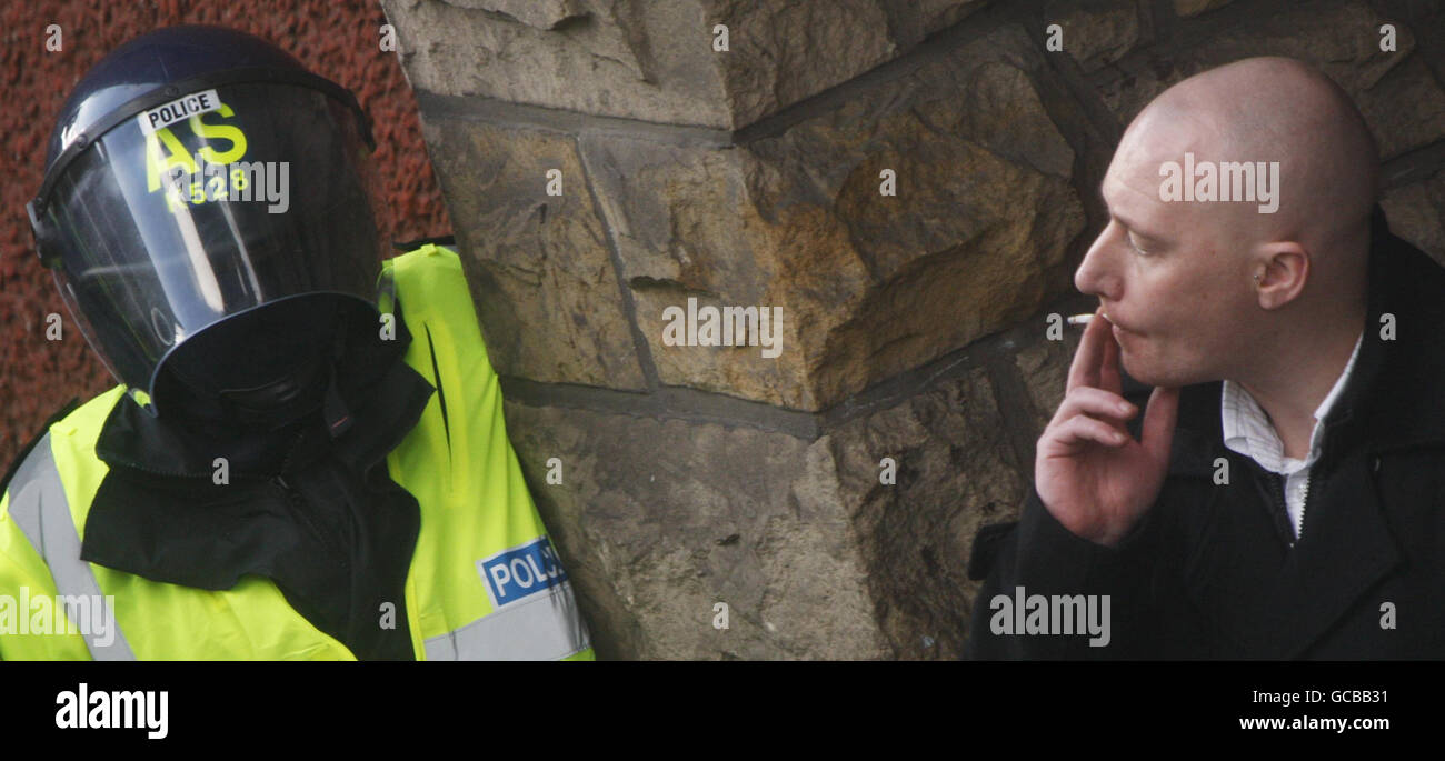 La scène devant le bar Jenny Ha sur le Royal Mile, Édimbourg. Les manifestants antifascistes ont ciblé ce qu'ils ont dit, c'est un rassemblement de la Ligue de défense écossaise d'extrême-droite (SDL). Les manifestants ont déclaré que des membres du SDL se trouvaient à l'intérieur du bar de Jenny Ha et se sont engagés à rester dans la région jusqu'à ce qu'ils quittent la ville. Banque D'Images