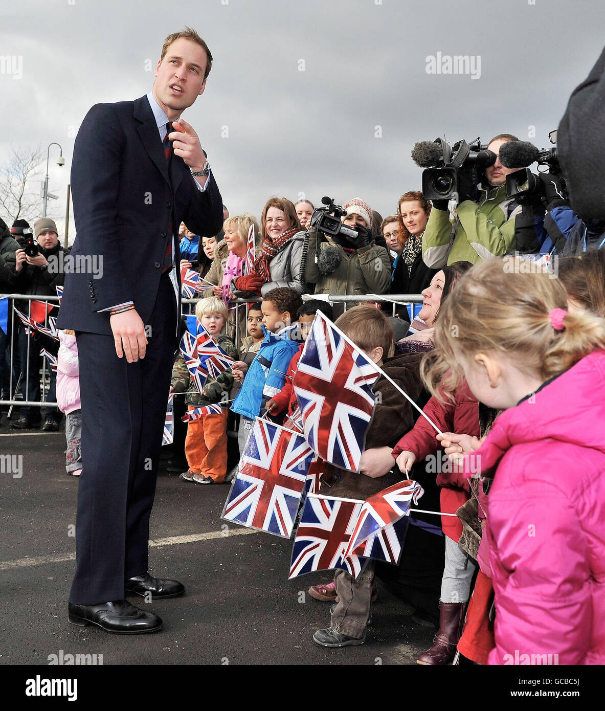 Le Prince William parle aux membres du public alors qu'il quitte l'Hôpital pour enfants Alder Hey à Liverpool. Banque D'Images