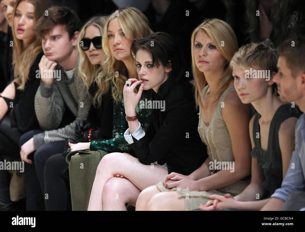 (De gauche à droite) Mary Kate Olsen, Kate Hudson, Kristen Stewart, Claire Danes et Mia Wasikowska assistent au spectacle Burberry Prorsum de l'automne/hiver 2010, au Chelsea College of Art and Design, dans le centre de Londres. Banque D'Images