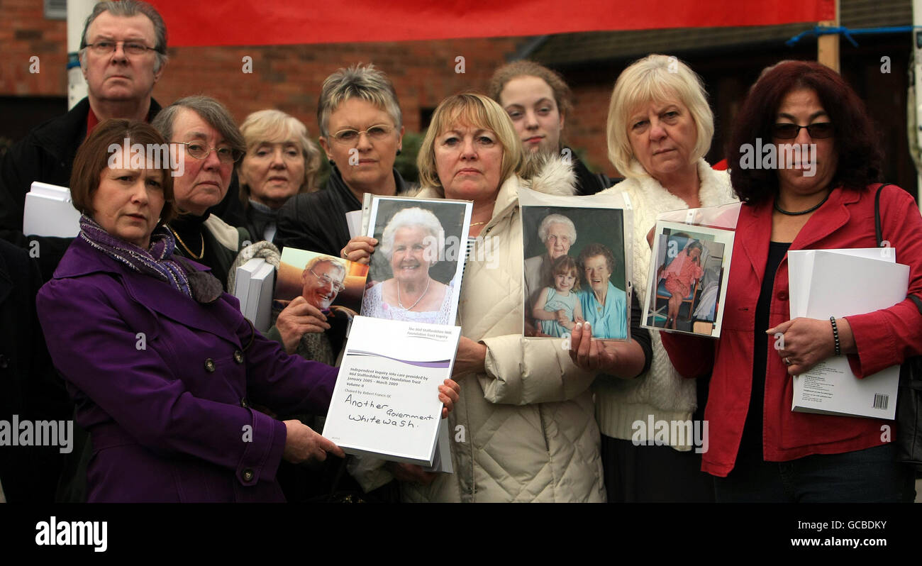 Les parents des patients impliqués dans le rapport tiennent des photos de leurs proches à l'extérieur de l'hôtel Moat House près de Stafford, après que Robert Francis QC a remis son rapport sur les échecs à l'hôpital Stafford. Banque D'Images