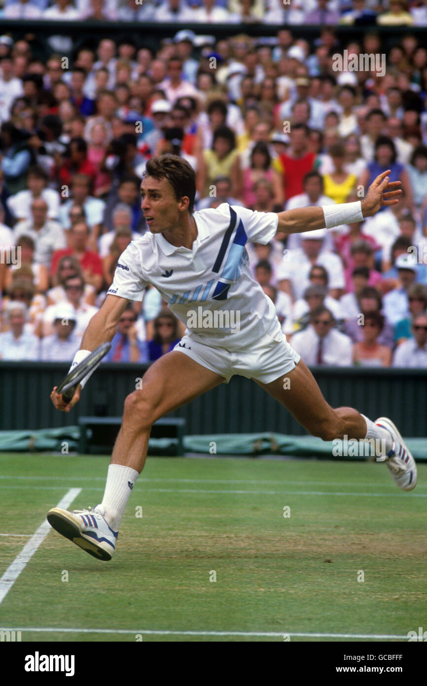 Ivan Lendl de Tchécoslovaquie en action pendant la finale de Wimbledon qui Il a perdu face à Boris Becker (non représenté) Banque D'Images