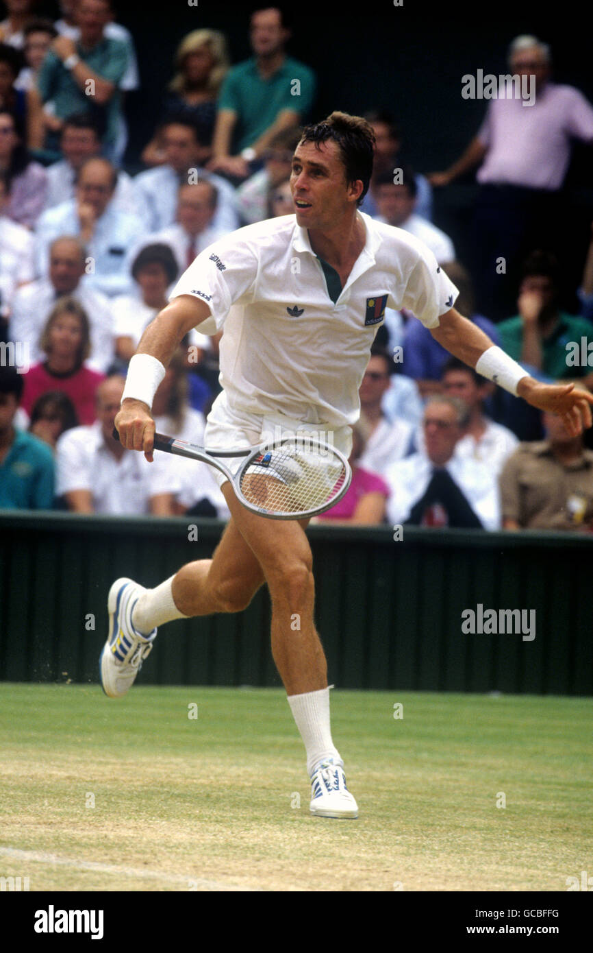 Tennis - Championnats de Wimbledon - les célibataires hommes - semi finale - Boris Becker v Ivan Lendl.Ivan Lendl en Tchécoslovaquie en action pendant la demi-finale de Wimbledon qu'il a perdue à Boris Becker (non représenté) Banque D'Images