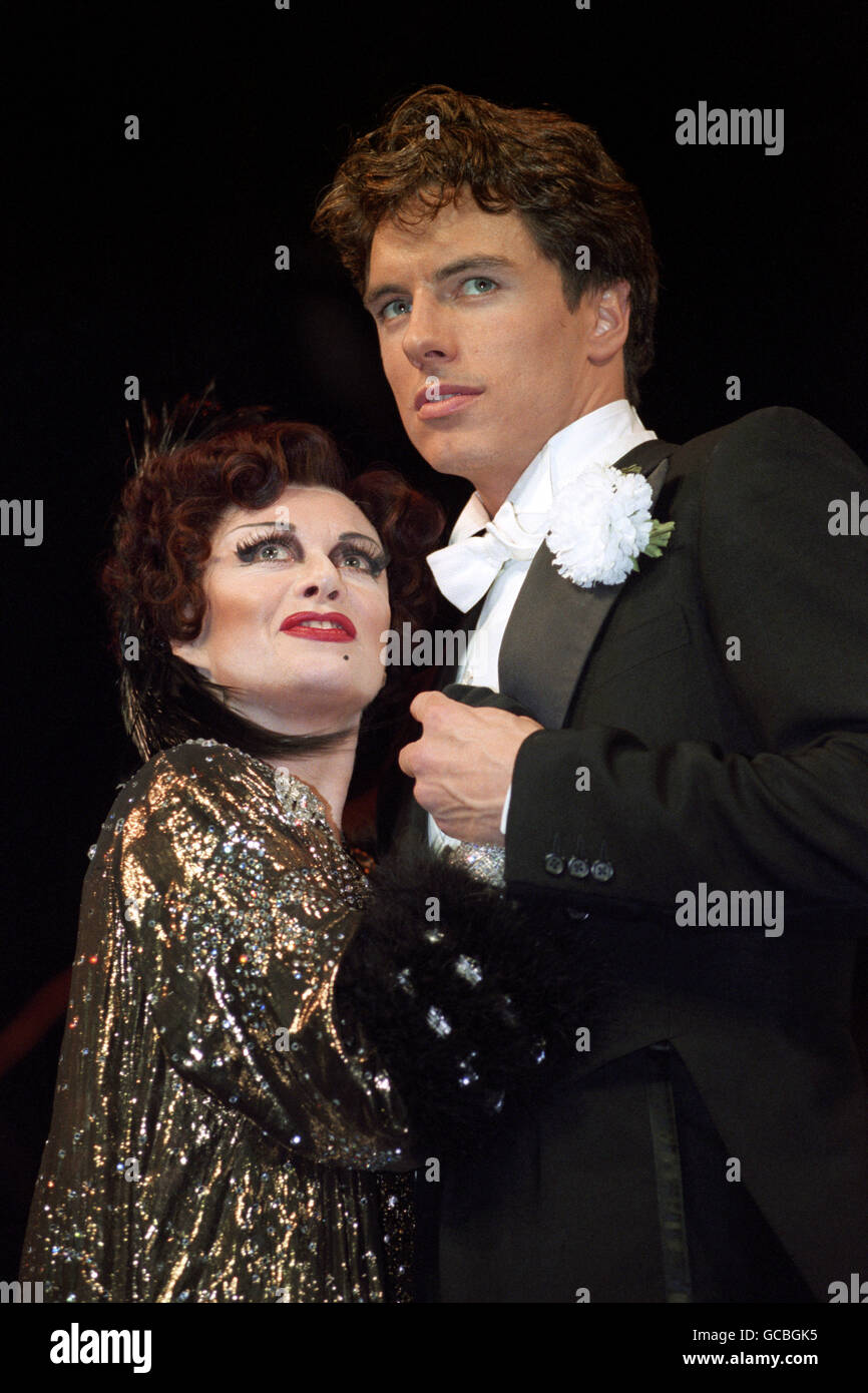 ELAINE PAIGE, QUI PREND LA RELÈVE DE BETTY BUCKLEY EN TANT QUE NORMA DESMOND DANS LA COMÉDIE MUSICALE D'ANDREW LLOYD WEBBER, SUNSET BOULEVARD, RÉPÈTE SON NOUVEAU RÔLE AVEC JOHN BARROWMAN, QUI JOUE JOE GILLIS, AU THÉÂTRE ADELPHI. Banque D'Images