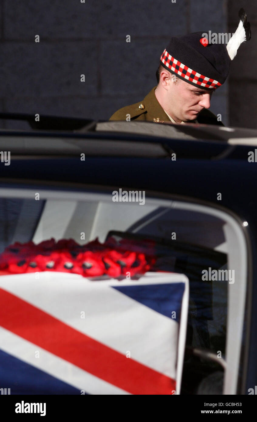 Les funérailles militaires du Soldat Sean McDonald, des frontières des Royal Scots, 1er Bataillon le Royal Regiment of Scotland a lieu au cimetière de Mortonhall et au crématorium d'Édimbourg. Banque D'Images