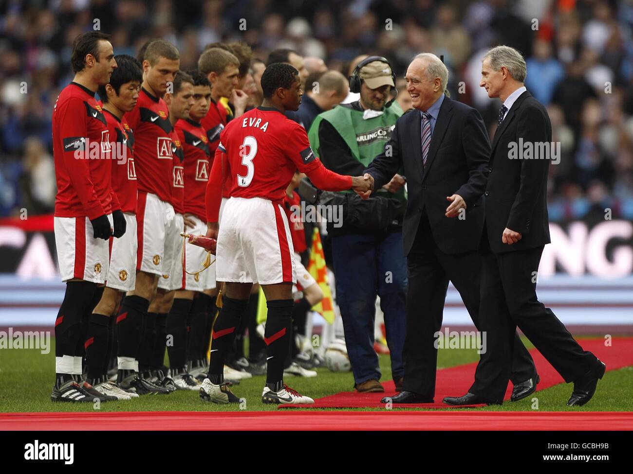 Football - Carling Cup - finale - Manchester United / Aston Villa - Wembley Stadium.Lord Mawhinney (deuxième à droite) rencontre les joueurs de Manchester United avant le coup d'envoi Banque D'Images