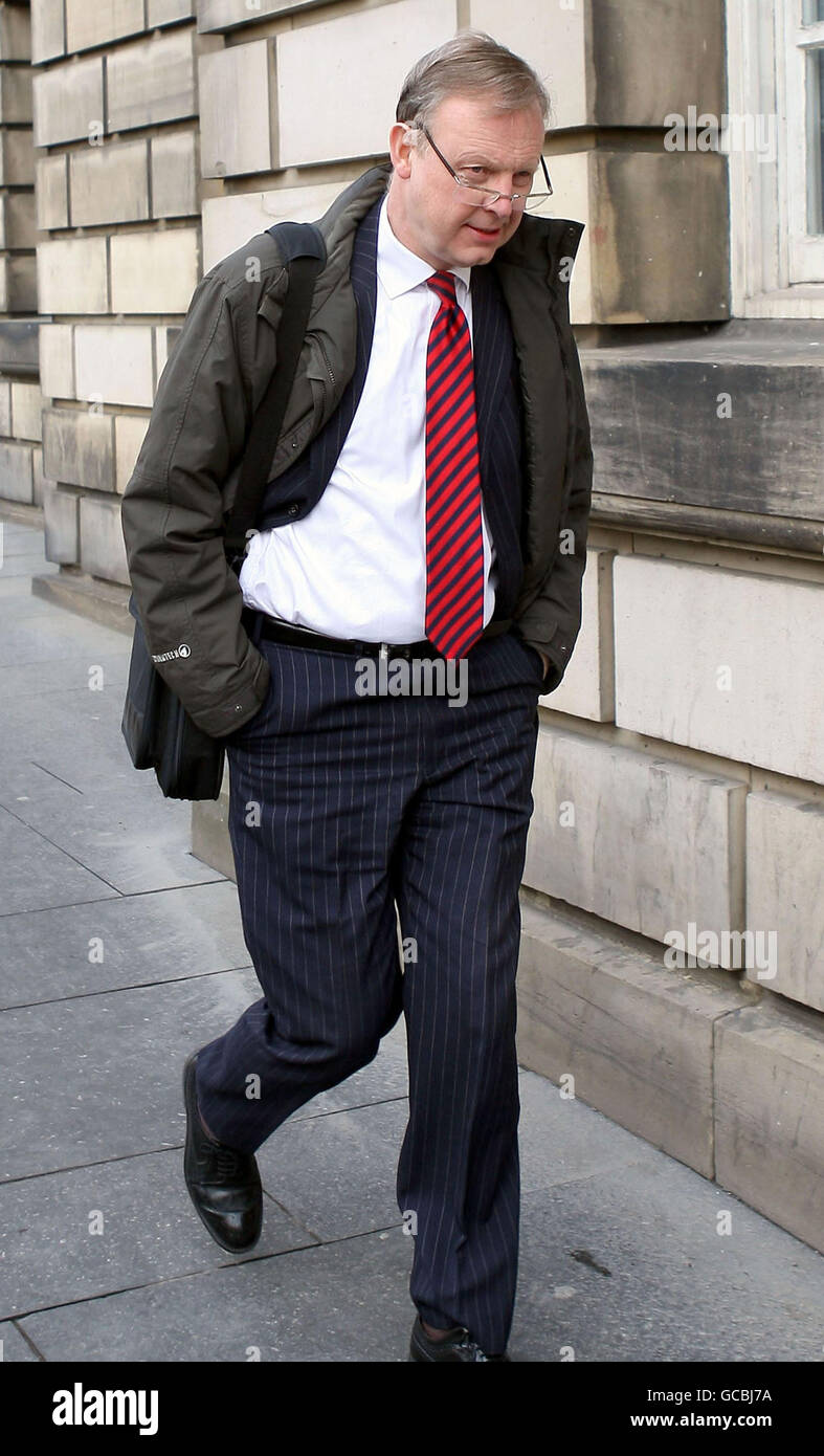 Le directeur des Galeries nationales d'Écosse, Michael Clarke, arrive à la haute Cour de justice d'Édimbourg, au cours d'un procès sur le vol du tableau Leonardo Da Vinci, la Madonna du Yarnwinder, qui a été volée au château de Drumlanrig, Dumfries-shire en 2003 et retrouvée à Glasgow en 2007. Banque D'Images