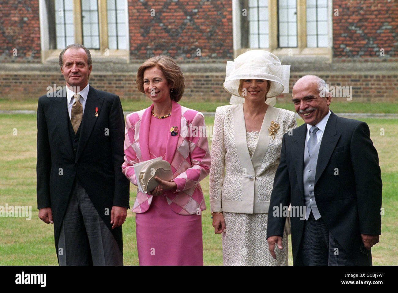 (l-r) le roi Juan Carlos, la reine Sophia, la reine Noor et le roi Hussein au palais de Hampton court pour la réception de mariage de Marie-Chantal Miller et le prince héritier exilé Pavlos de Grèce Banque D'Images