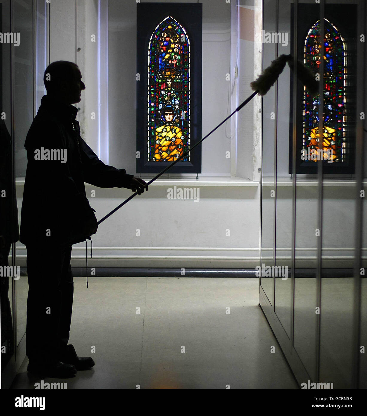 « The malheureux Judas » une pièce de Harry Clarke, le principal artiste irlandais de vitraux du XXe siècle, a été nettoyée aujourd'hui par Patrick Moore, un employé du Musée national, au Musée national d'Irlande, Collins Barracks, Dublin. Banque D'Images