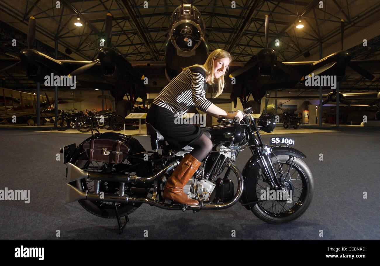 Katherine Boyle, employée de Bonhams, siège sur un Brough Superior 1931 au RAF Museum de Hendon, Londres, dans le cadre de la vente de Bonhams de « une importante collection européenne de motocycles Pioneer, Vintage and Collectors » samedi. Banque D'Images