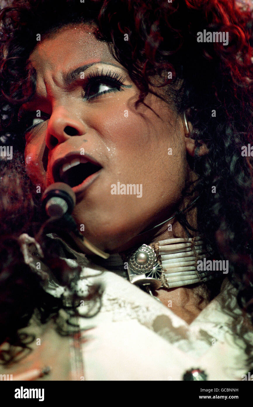 JANET JACKSON SE PRÉSENTANT SUR SCÈNE LORS D'UN CONCERT DE DANSE AU DÉBUT DE SA TOURNÉE AU ROYAUME-UNI DANS LA DOCKLANDS ARENA, LONDRES. Banque D'Images