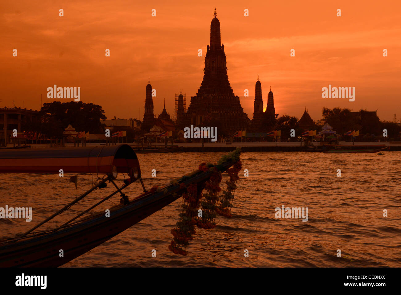 Le Wat Arun à la Mae Nam Chao Phraya, dans la ville de Bangkok en Thaïlande en Southeastasia. Banque D'Images