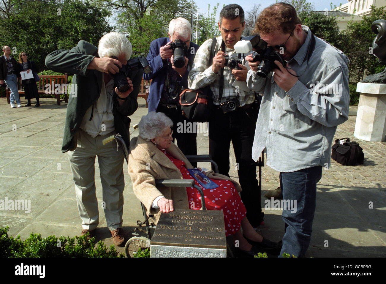 EDITH HAISMAN, 98 ANS, LA SURVIVANTE LA PLUS ÂGÉE DU TITANIC, EST ENTOURÉE DE PHOTOGRAPHES APRÈS QU'ELLE AIT OFFICIELLEMENT OUVERT UN PETIT JARDIN COMMÉMORATIF DU TITANIC SUR LE TERRAIN DU MUSÉE MARITIME NATIONAL DE GREENWICH. Banque D'Images