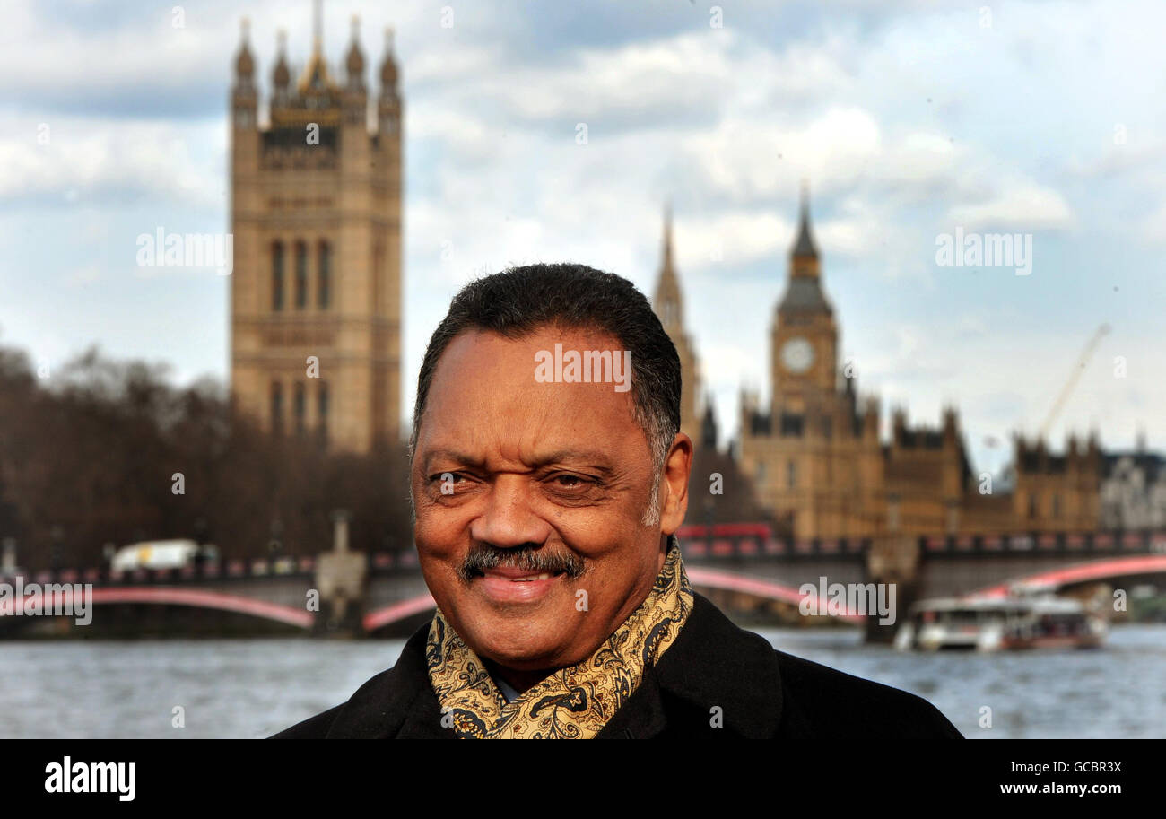 Le révérend Jesse Jackson, militant des droits civiques aux États-Unis, se tient sur le bord de la Tamise à Lambeth, dans le sud de Londres, après le lancement de l’opération Black vote, qui incitera les membres des minorités ethniques à s’inscrire pour voter aux prochaines élections générales britanniques. Banque D'Images