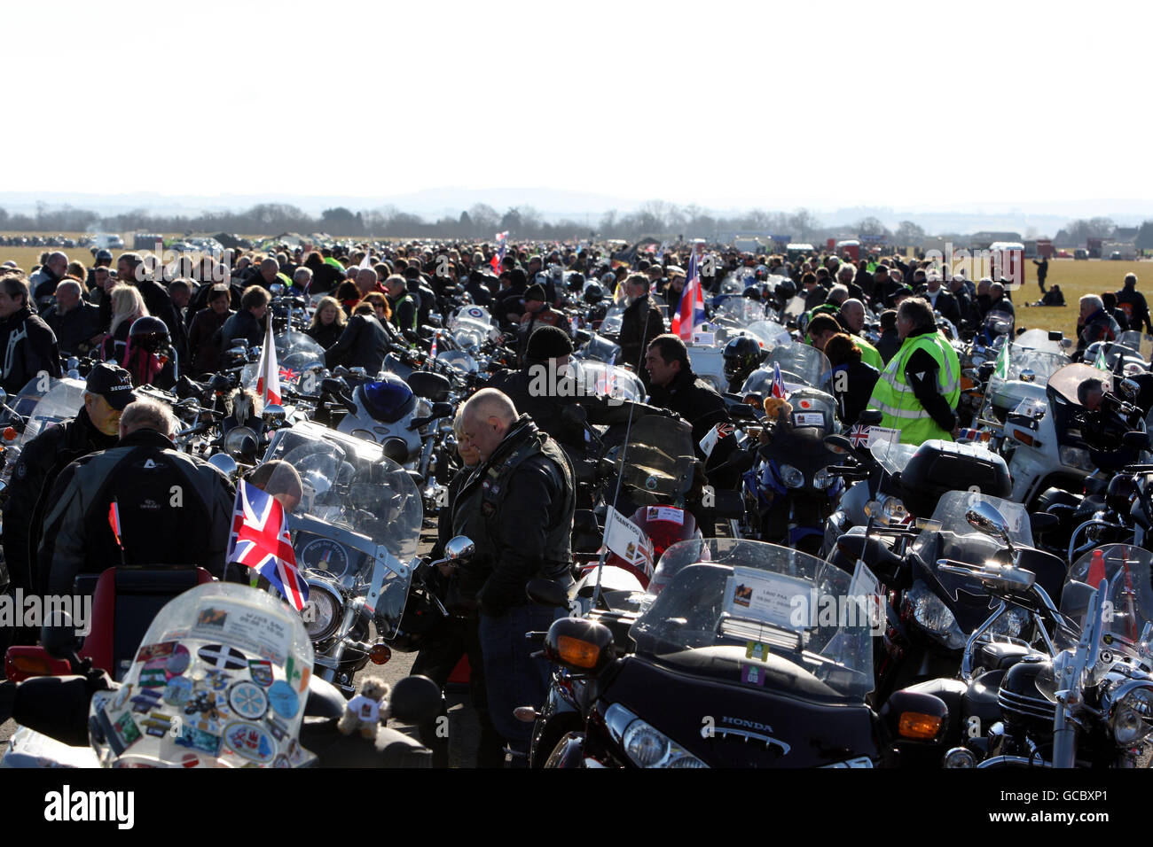 Les motards se préparent à prendre part à une promenade en moto de masse en aide à l'organisme de bienfaisance afghan Heroes, ils se sont envolés de l'aérodrome de Hullavington et ont traversé Wootton Bassett, dans le Wiltshire, pour honorer les troupes tuées en Afghanistan. Banque D'Images