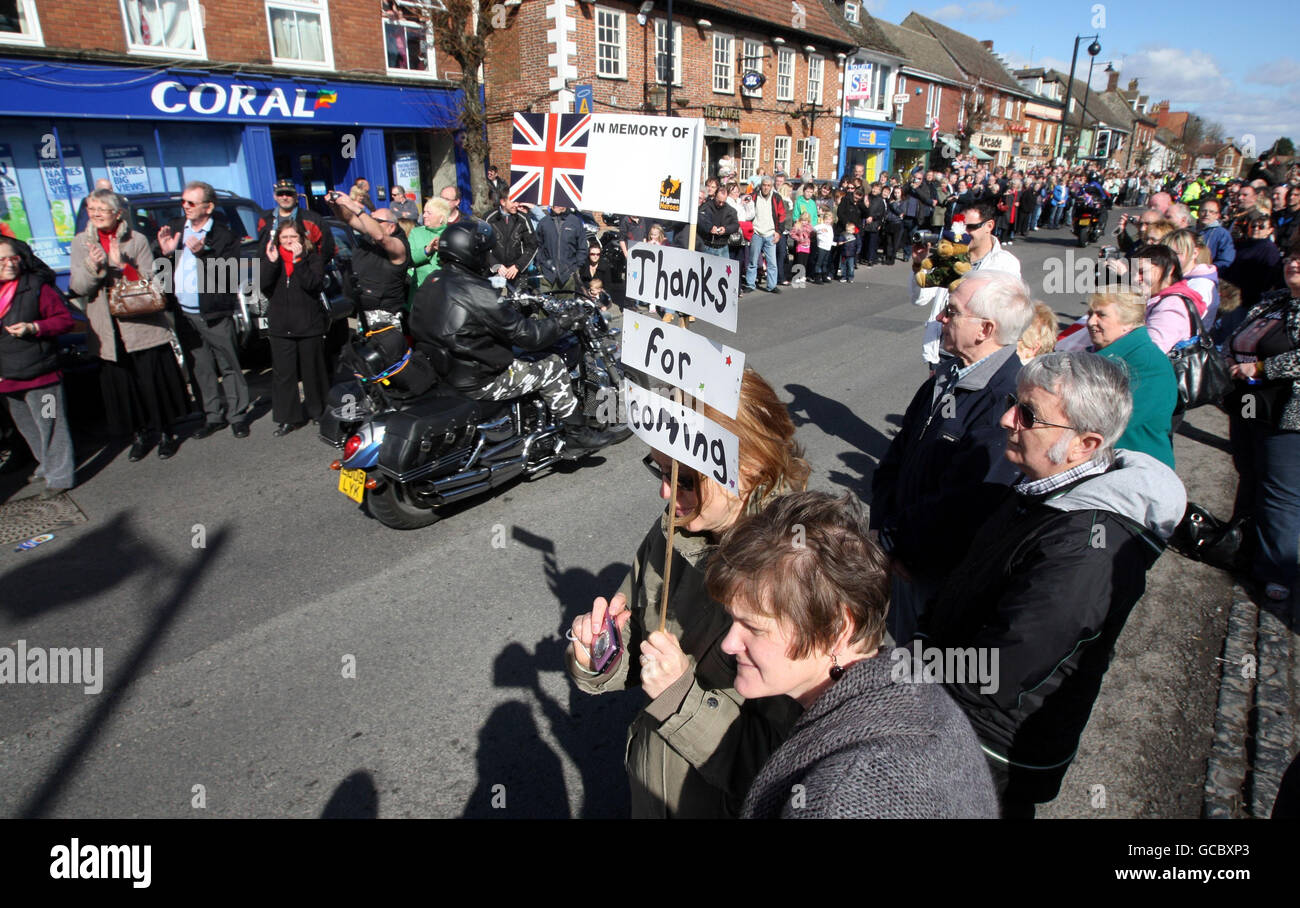 La foule regarde les motards prendre part à une grande moto pour aider l'organisme caritatif afghan Heroes, ils se sont envolés de l'aérodrome de Hullavington et ont traversé Wootton Bassett, dans le Wiltshire, pour honorer les troupes tuées en Afghanistan. Banque D'Images