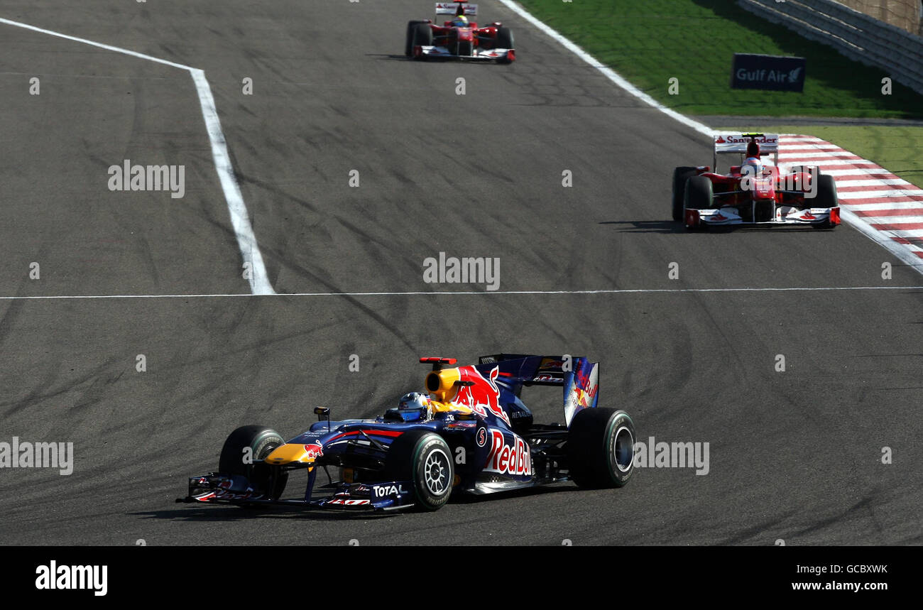 Sebastian Vettel de Redbull dirige les deux Ferrari sur les tours d'ouverture du Grand Prix Gulf Air Bahrain au circuit international de Bahreïn à Sakhir, Bahreïn. Banque D'Images