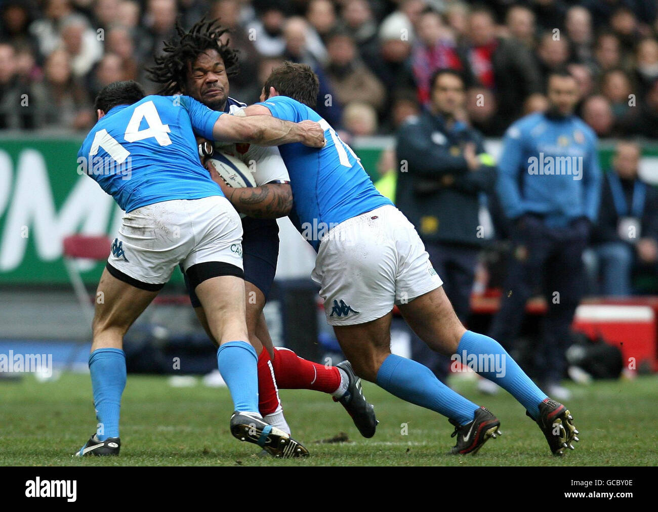 Le Mathieu Bastereaud de France est attaqué par Andrea Masi et Fabio Ongaro (à droite) de l'Italie lors du match des six Nations du RBS au Stade Francais, Paris, France. Banque D'Images