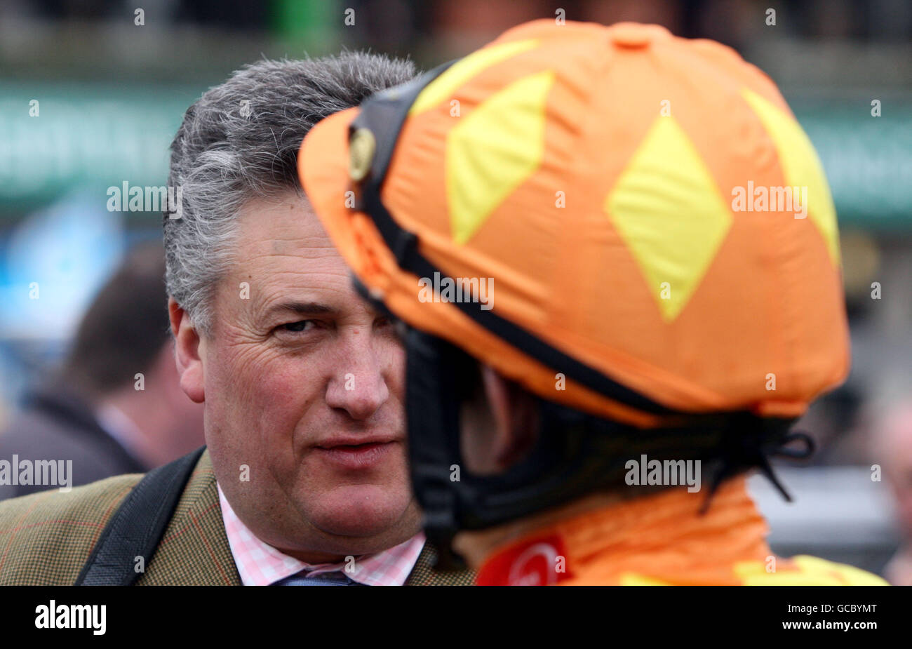 L'entraîneur Paul Nicholls parle avec Jockey Ruby Walsh avant le Coupe impériale de puissance paddy (haies de handicap) (course répertoriée) Banque D'Images